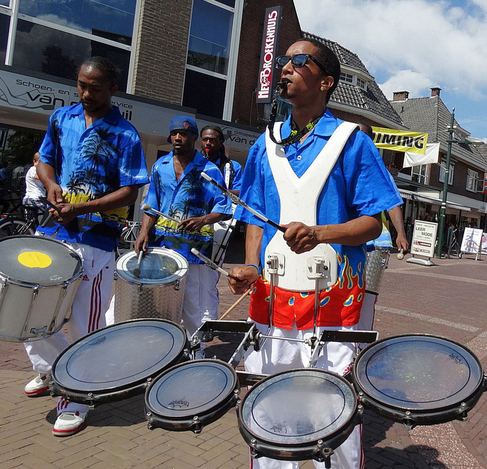 Finale avond aanvullen met een paar geweldige danseressen